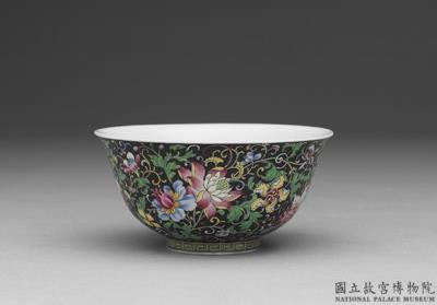 图片[2]-Bowl with Indian lotus scrolls in falangcai polychrome enamels on a black ground, Qing dynasty, Qianlong reign, 1736-1795-China Archive